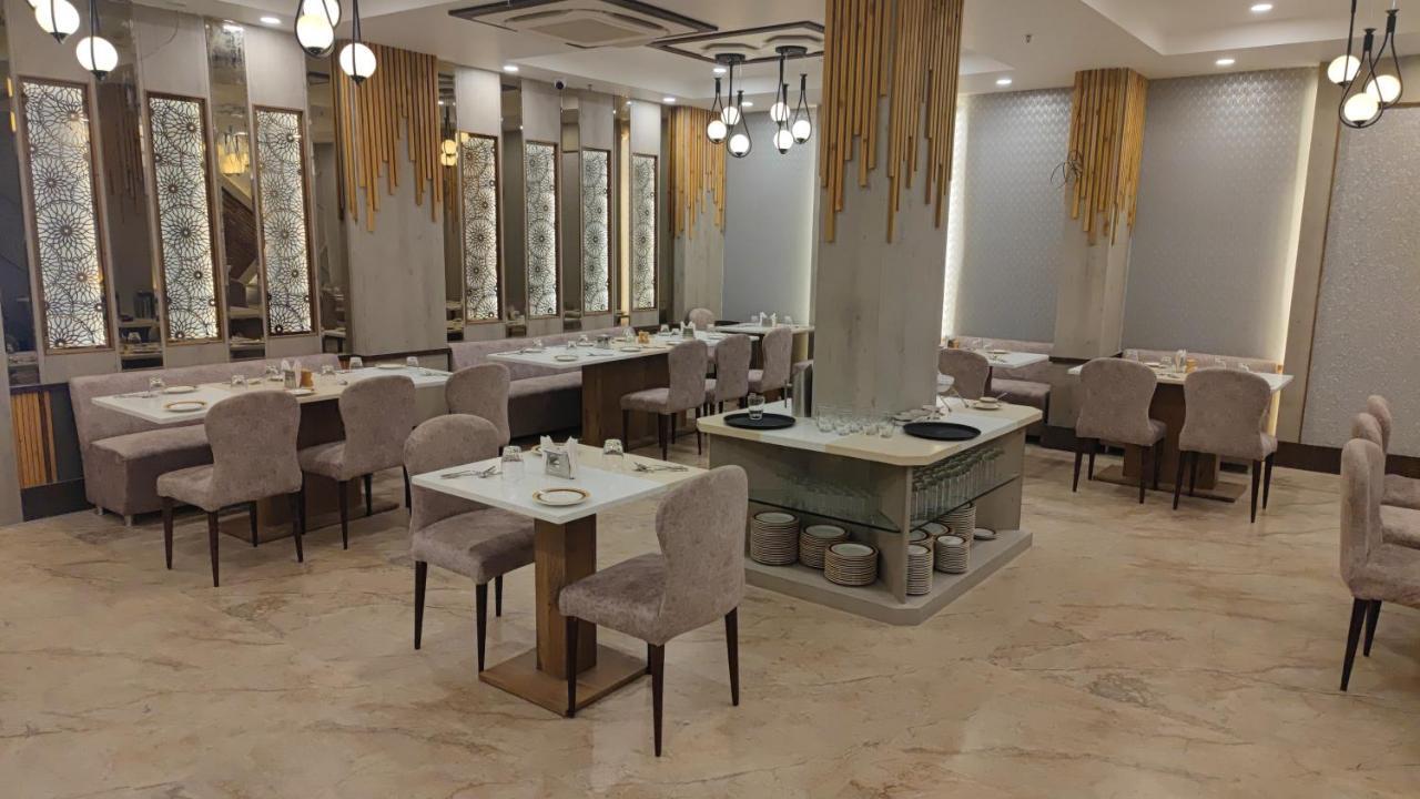Prime Land Hotel พาราณสี ภายนอก รูปภาพ