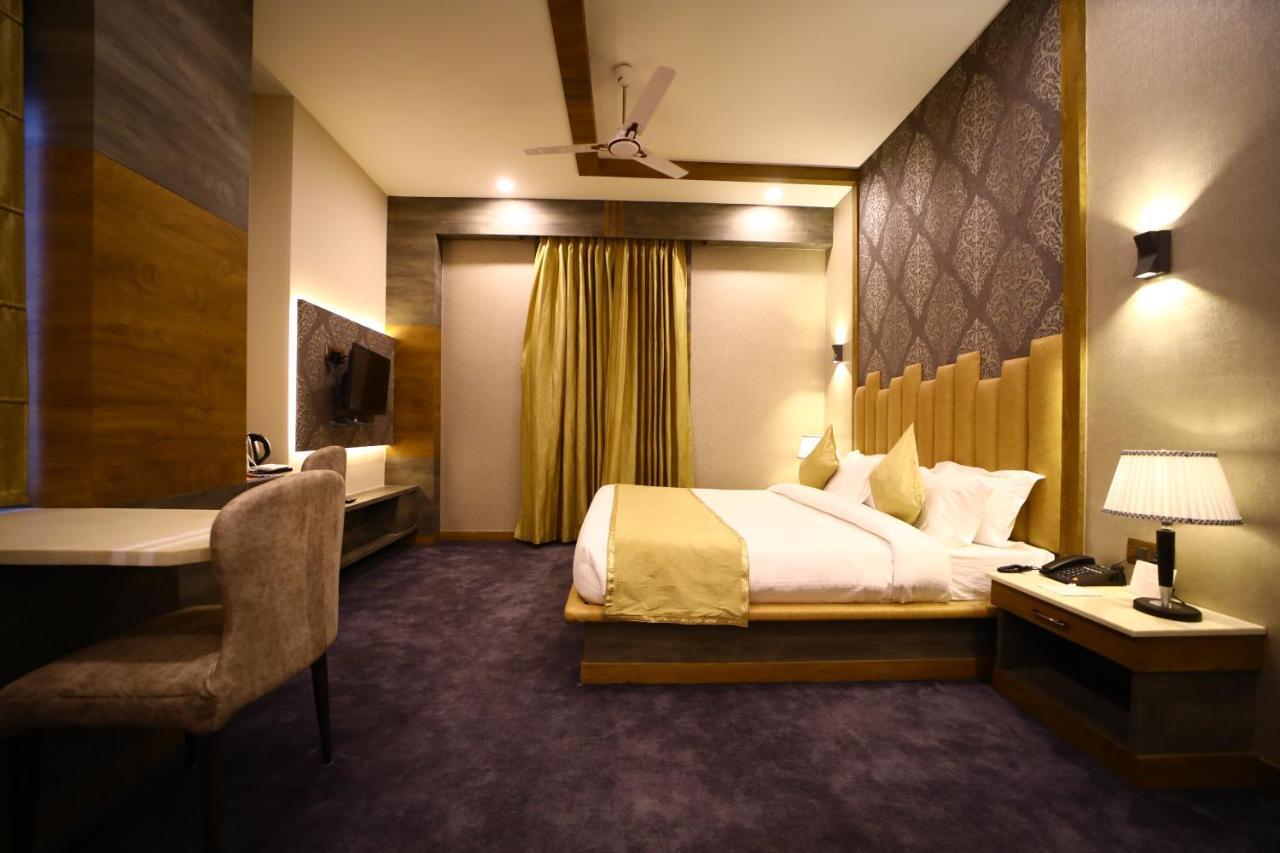 Prime Land Hotel พาราณสี ภายนอก รูปภาพ