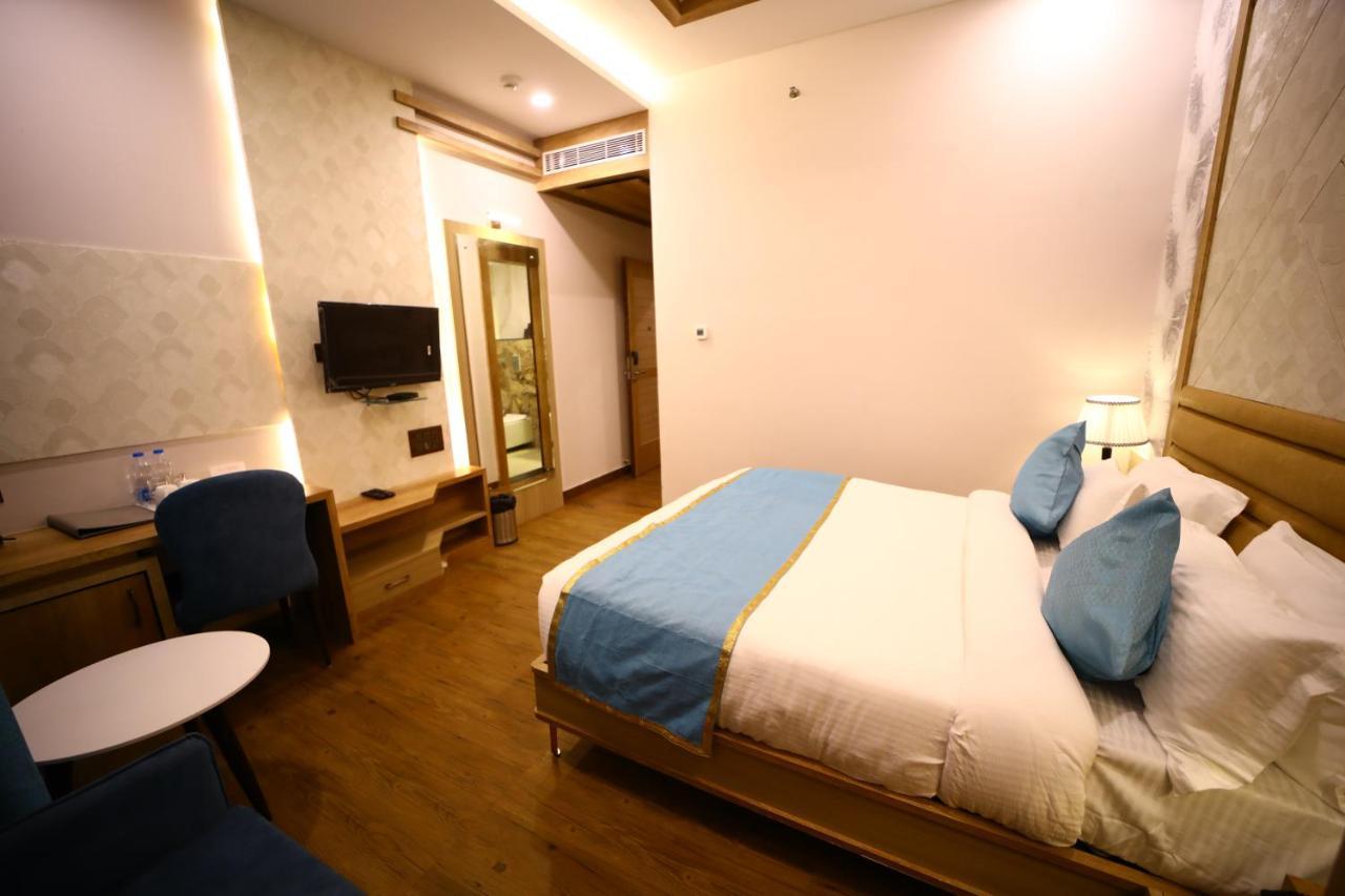 Prime Land Hotel พาราณสี ภายนอก รูปภาพ